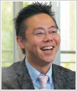 青木 芳之氏
